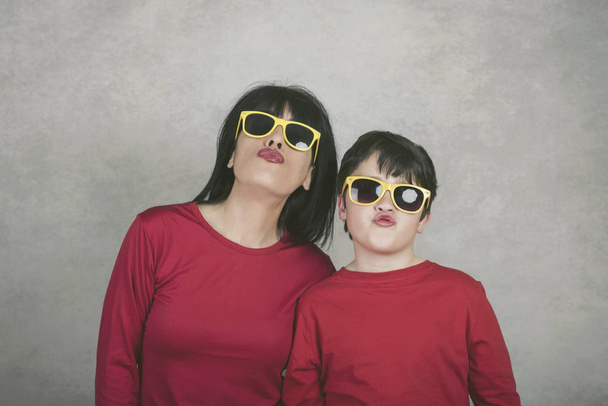 funny mother and son who give kisses - Fotografie, Obrázek