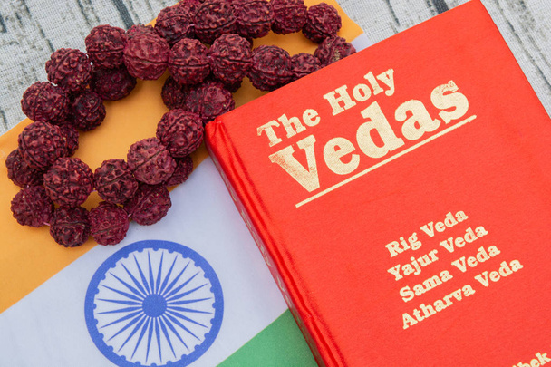 Maski, Karnátaka, Indie - březen 13,2019: The Holy Vedy na dřevěnou texturou pozadí s indická vlajka. - Fotografie, Obrázek