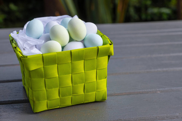 huevos de chocolate en una cesta de presentación verde
 - Foto, Imagen