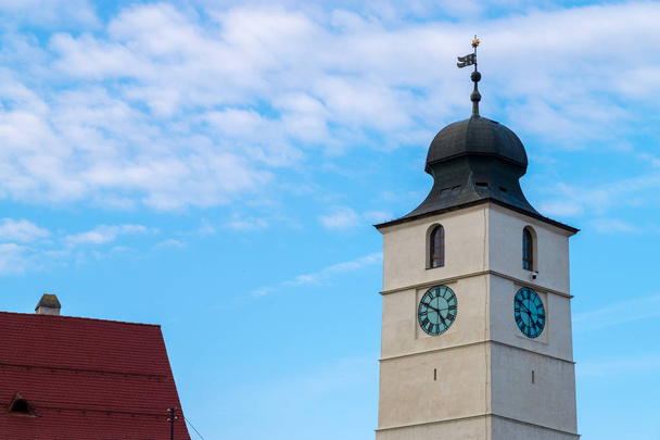 View to the Sibiu's council tower towards a blue sky in Sibiu, Romania - Foto, Imagen