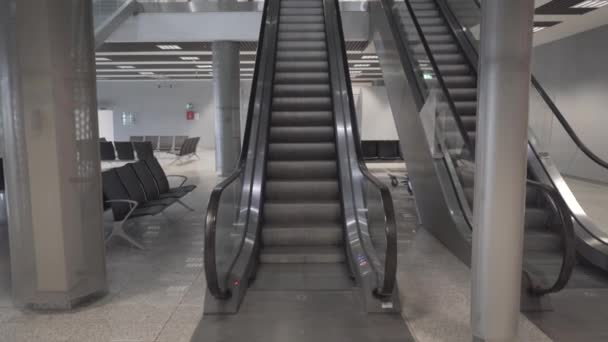 Uma escada rolante vazia corre no aeroporto sem pessoas. Aviação vazia
 - Filmagem, Vídeo