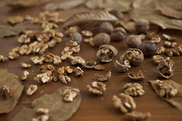 walnoten op houten ondergrond - Foto, afbeelding