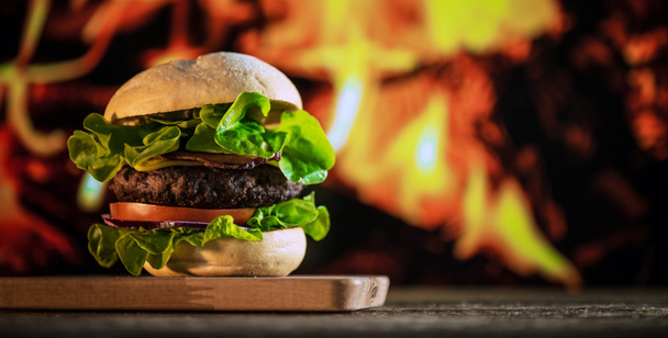 φρέσκο νόστιμο cheeseburger στη ξύλινη σανίδα, γρήγορη έννοια των τροφίμων  - Φωτογραφία, εικόνα