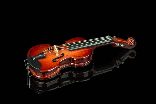 Скрипка изолирована на черном фоне
 - Фото, изображение