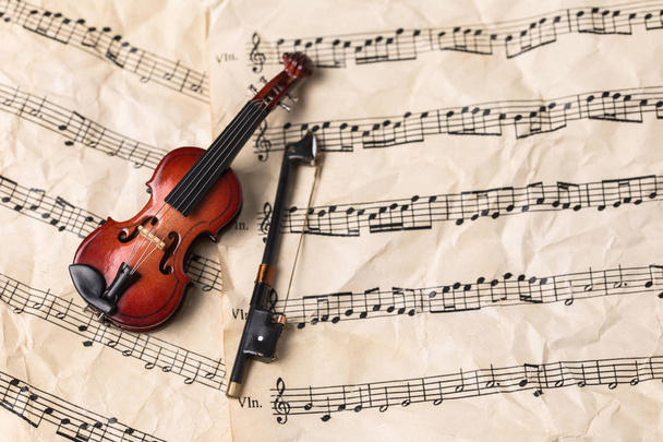 Geige auf Grunge-Notenpapier Hintergrund mit Kopierraum - Foto, Bild