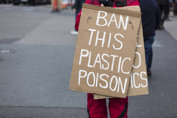 A political protestor with a climate change ban plastic banner - Foto, imagen