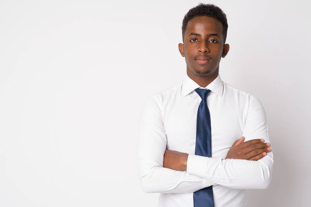 Portret van jonge Afrikaanse zakenman met gekruiste armen - Foto, afbeelding