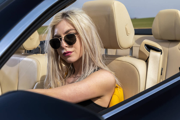 young blond woman in the car - Foto, imagen