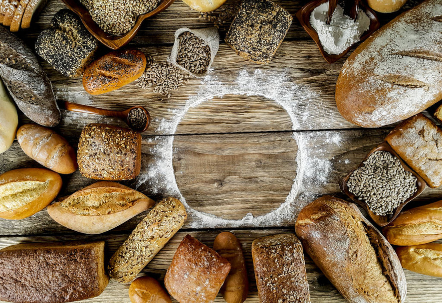 erilaisia herkullisia leipää puinen tausta
  - Valokuva, kuva