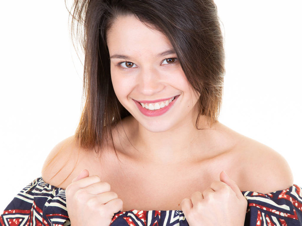 Красива молода жінка сміється посміхаючись крупним планом обличчя на білому тлі
 - Фото, зображення