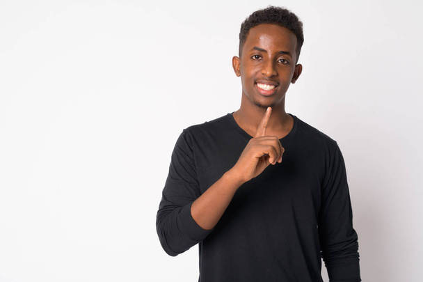 Muotokuva onnellinen nuori afrikkalainen mies sormi huulilla
 - Valokuva, kuva