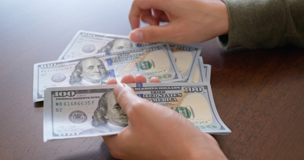 Подсчет денег в долларах США
 - Фото, изображение