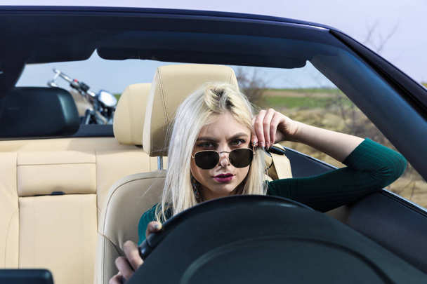 jeune femme blonde dans la voiture
 - Photo, image
