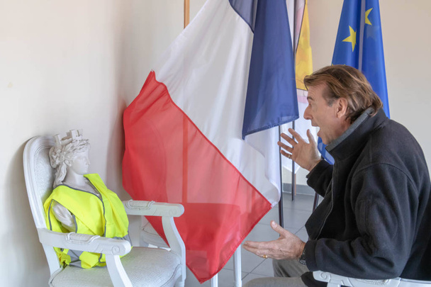 "Chaleco amarillo "Hombre (Gilet Jaune) gritando con ira sobre Marianne símbolo de la República Francesa para escucharlo durante la consulta nacional
 - Foto, Imagen