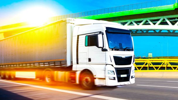 Vrachtwagen op de weg. Commercieel vervoer. vrachtwagen transport container  - Foto, afbeelding