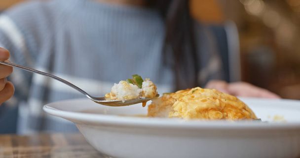Woman enjoy the omelette curry rice - Foto, Bild
