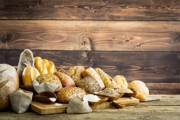 різноманітність смачних хлібів на дерев'яному фоні
  - Фото, зображення