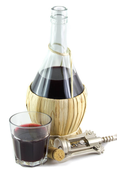Piros bor lombikot üveg és dugóhúzó elszigetelt fehér background - Fotó, kép