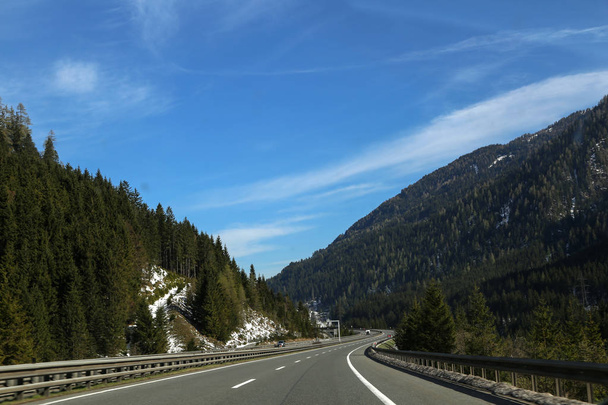 Droga prowadząca przez wyżyny z ośnieżonych gór na tle - Zdjęcie, obraz