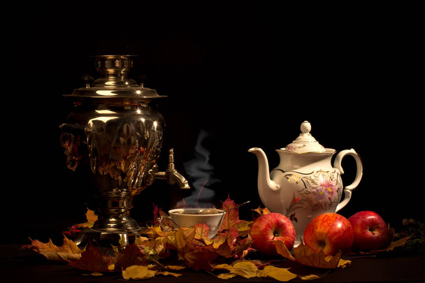 Teeststilleben / Teeststilleben mit Samowar und Äpfeln - Foto, Bild