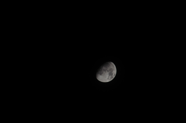vista panoramica del cielo notturno illuminato dalla luna
 - Foto, immagini