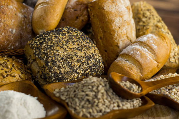 variedad de deliciosos panes sobre mesa de madera
  - Foto, Imagen