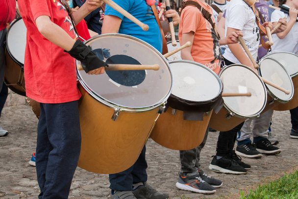 Bambini che suonano grandi tamburi
 - Foto, immagini