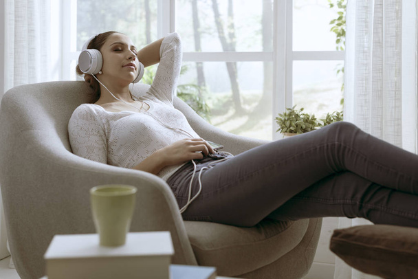 Woman listening to music with eyes closed - Zdjęcie, obraz