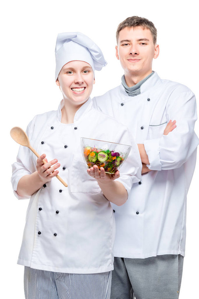 retrato vertical de cocineros exitosos con ensalada sobre fondo blanco
 - Foto, imagen