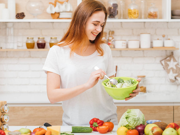 organic nutrition health care female eating habit - 写真・画像