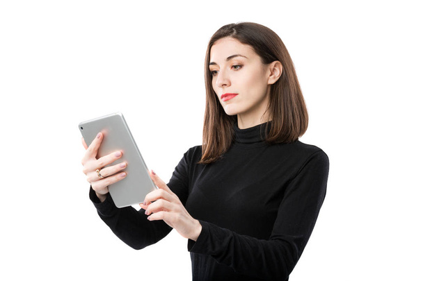 Kadın iş teknoloji Tema. Güzel genç eller tablet ile ayakta poz siyah tişörtlü beyaz kadın beyaz arka plan yalıtmak. Meslek pazarlamacı satış sosyal medya reklam - Fotoğraf, Görsel