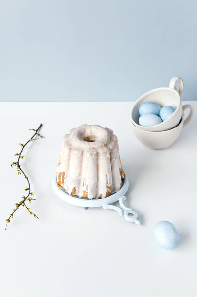 Vrba a vajíčka u velikonočního koláče. - Fotografie, Obrázek