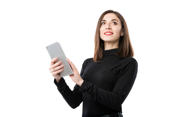 Frau Business Technology Thema. schöne junge kaukasische Frau in schwarzem Hemd posiert stehend mit Tablettenhänden auf weißem isoliertem Hintergrund. Beruf Vermarkter Verkäufe Social Media Werbung - Foto, Bild