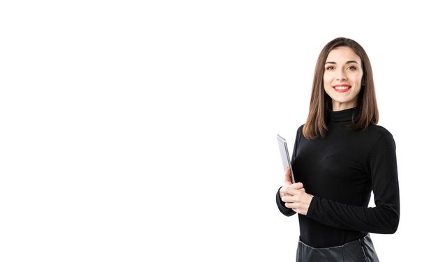 Vrouw business technologie thema. Mooie jonge Kaukasische vrouw in zwarte shirt poseren staande met tablet op wit handen isoleren achtergrond. Beroep marketeer verkoop sociale Media reclame - Foto, afbeelding