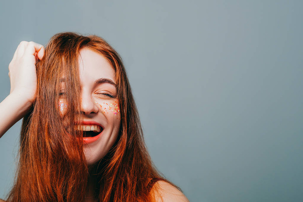 счастливая молодая женщина весело улыбается
 - Фото, изображение