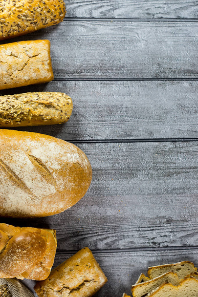 számos finom kenyeret, kenyeret, fából készült háttér  - Fotó, kép