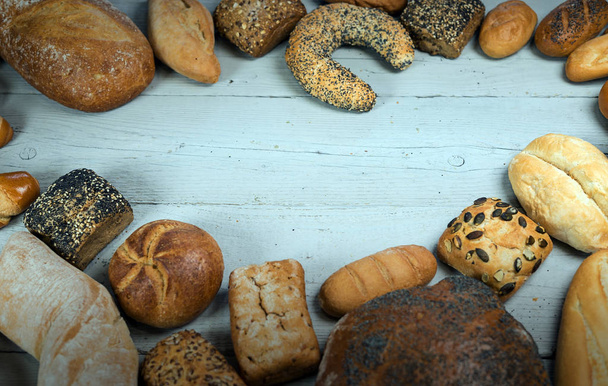 variedad de deliciosos panes sobre fondo de madera
  - Foto, Imagen