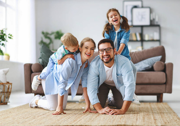 щаслива сім'я мати батько і діти вдома на дивані
 - Фото, зображення