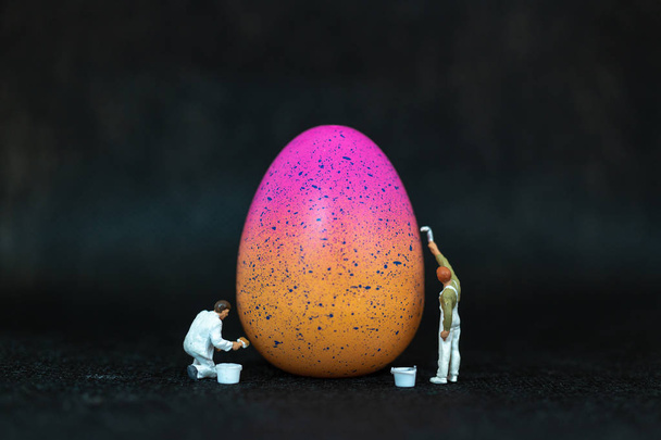Miniature people  painting Easter-eggs for Easter day - 写真・画像