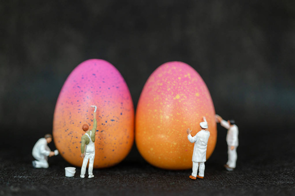 Миниатюрные люди рисуют пасхальные яйца на Пасху
 - Фото, изображение