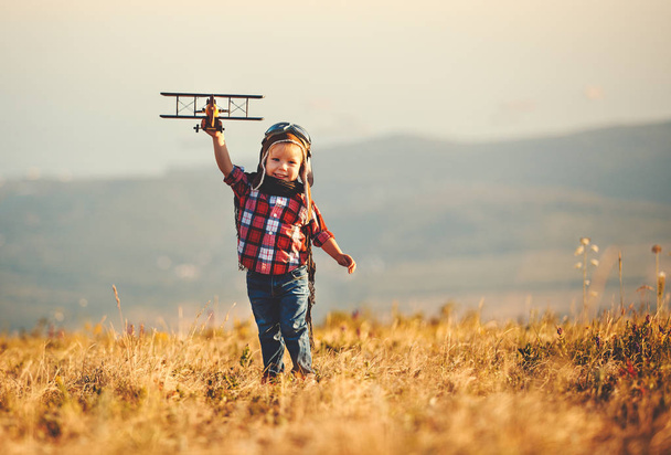 Enfant pilote aviateur avec des rêves d'avion de voyager en été
  - Photo, image