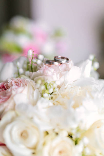 Γαμήλια ανθοδέσμη με τα δαχτυλίδια στην κορυφή από πλάγια όψη - Φωτογραφία, εικόνα