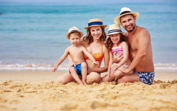 ευτυχισμένη οικογένεια ο πατέρας, μητέρα και τα παιδιά στην παραλία στο se - Φωτογραφία, εικόνα