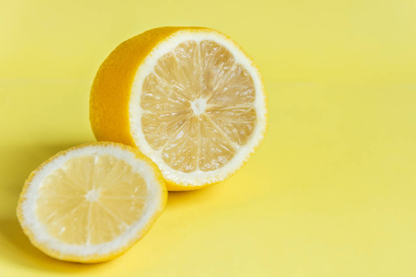 Zitrone auf gelbem Hintergrund. - Foto, Bild
