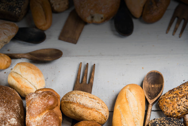 Vielfalt an köstlichen Brotlaiben, Lebensmittel Hintergrund - Foto, Bild