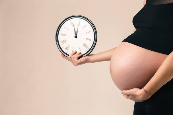 Terhesség koncepció - számláló órát várt gyermek születése - Fotó, kép