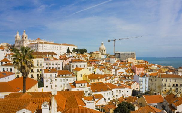 Лісабон, Португалія - 1 березня 2019: Перегляд Алфама району з Санта Luzia точки зору (miradouro) з церквою Сан-Вісенте-де-Fora у фоновому режимі в Лісабоні - Фото, зображення