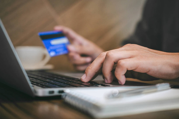 Gazdaság hitelkártya és gépelés-ra laptop részére online üzletember  - Fotó, kép