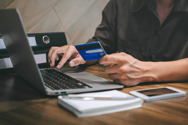Geschäftsmann mit Kreditkarte und Tippen auf dem Laptop für Online  - Foto, Bild