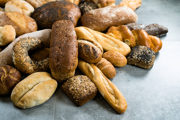 variedad de panes frescos caseros y pasteles
 - Foto, Imagen